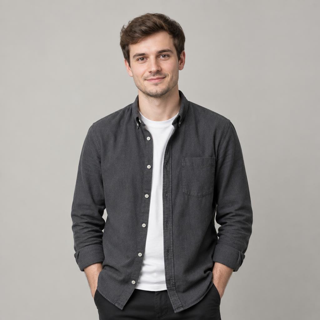 Portret van de junior developer van Skalable, staand met handen in de zakken